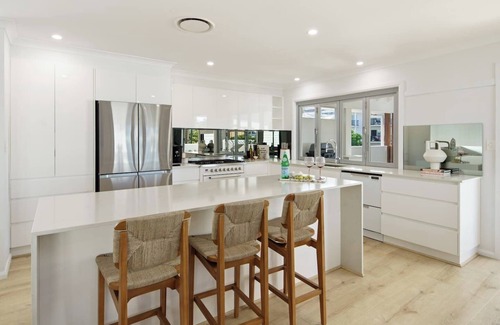 Mermaid Beach House | Sunbrite Breeze Poolside Relaxation by the Sea