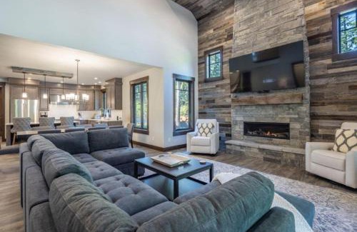 Cle Elum House | Suncadia 4 Bdrm Home Beautiful Floor to Ceiling Fireplace
