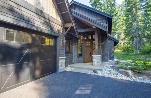 Cle Elum House | Suncadia 4 Bdrm Home Beautiful Floor to Ceiling Fireplace