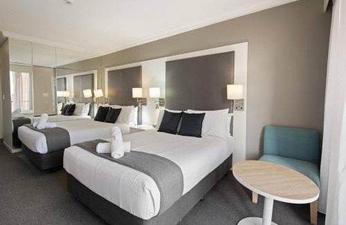 Surfers Paradise Apartment | Suncoast Comfort - Steps to Surfers Paradise Beach