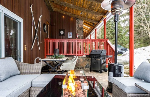Grey Highlands Cabin | Sundance of Blantyre Lodge with Private Salt Water Hot Tub & Sauna House