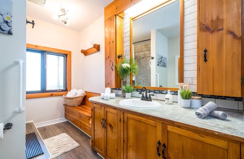 Grey Highlands Cabin | Sundance of Blantyre Ski Lodge w/Private Hot Tub & Sauna House
