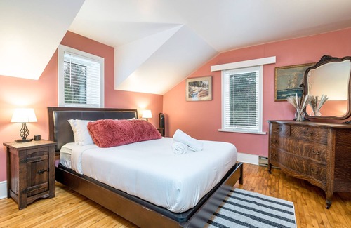 Grey Highlands Cabin | Sundance of Blantyre Ski Lodge w/Private Hot Tub & Sauna House