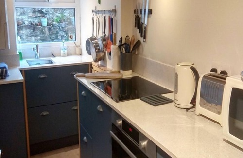 Brixham Apartment | Sundeck - sleeps 6 guests in 3 bedrooms