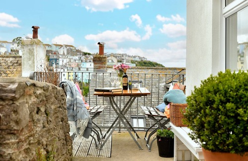 Brixham Apartment | Sundeck - sleeps 6 guests in 3 bedrooms