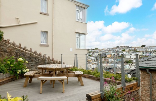 Brixham Apartment | Sundeck - sleeps 6 guests in 3 bedrooms