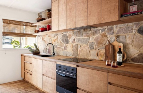 Yamba Apartment | Sundowner Motel brings refined mid-century charm to Yamba’s seaside village.