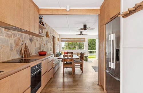 Yamba Apartment | Sundowner Motel brings refined mid-century charm to Yamba’s seaside village.