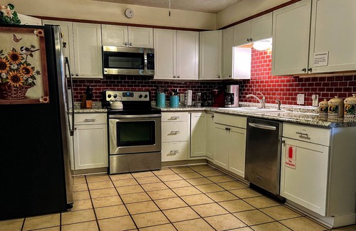 San Angelo House | Sunflower House - Large Covered Patio & Great Family Spaces - Centrally Located