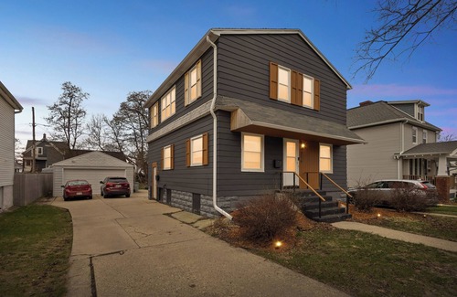 West Allis House | Sunlit 2BR Upper Near Downtown, Quiet Street + Free Parking