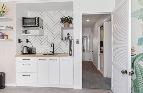 Leigh House | Sunlit Abode - Leigh Holiday Home