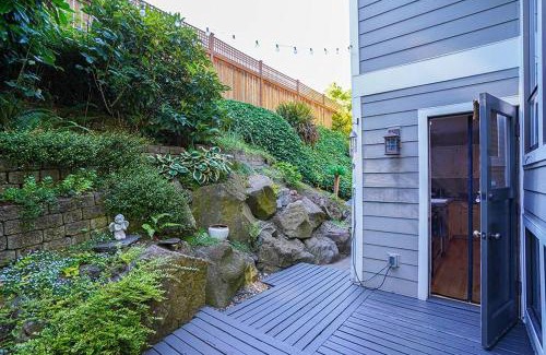 West Bellevue House | Sunlit contemporary Bellevue Home w a Lush Garden
