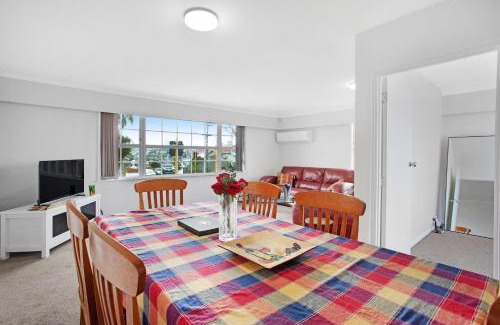 Greenlane - Ellerslie House | Sunlit Glow Home with Parking and Air-con