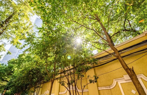Jing'an House | Sunny 1 Bdrm Apt W/ large Balcony facing Jing'An Kerry Center. Mins walk to Sbwy