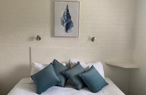 Batehaven Apartment | Sunny, 2-bedroom apartment with pool, 200m from Caseys beach