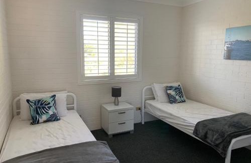 Batehaven Apartment | Sunny, 2-bedroom apartment with pool, 200m from Caseys beach