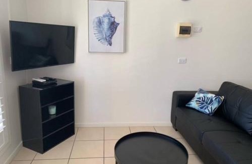 Batehaven Apartment | Sunny, 2-bedroom apartment with pool, 200m from Caseys beach