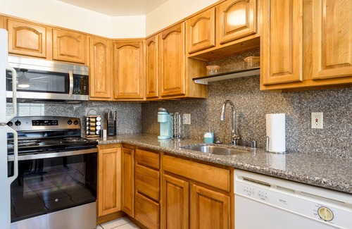 Farm Hills Apartment | Sunny 2-bedroom near Standford Hospitals with sparkling Pool