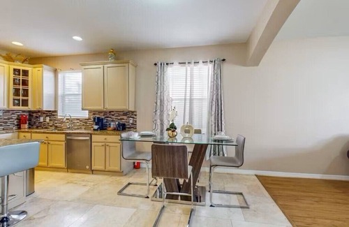 Seffner Community Alliance House | Sunny 5BR 3 Baths w/Garage + Patio – Perfect for Long Stays Near Tampa!