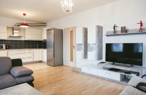 Prague 3 Apartment | Sunny apartment in Garden Towers Residence