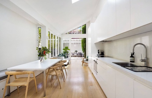 Tamarama House | Sunny Beach House ~ Entire home minutes to beach