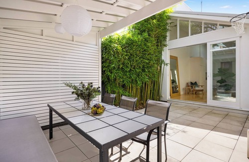 Tamarama House | Sunny Beach House ~ Entire home minutes to beach