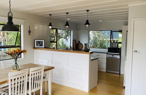 Muriwai House | Sunny, bright inviting home 14 minute walk to the main beach