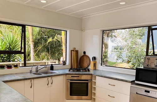 Muriwai House | Sunny, bright inviting home 14 minute walk to the main beach