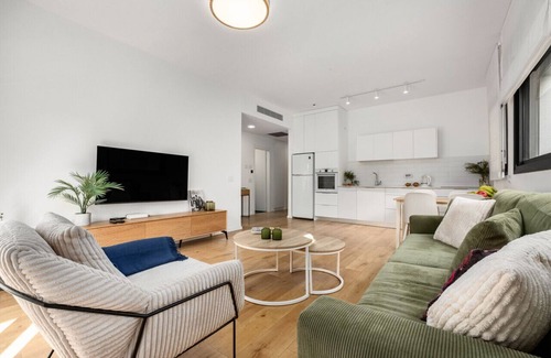 Tel Aviv City Center Apartment | Sunny Chic in Tel Aviv Center