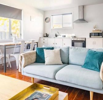Westshore House | Sunny Cottage - Close to Airport & Beach