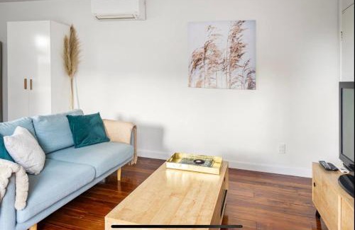 Westshore House | Sunny Cottage - Close to Airport & Beach