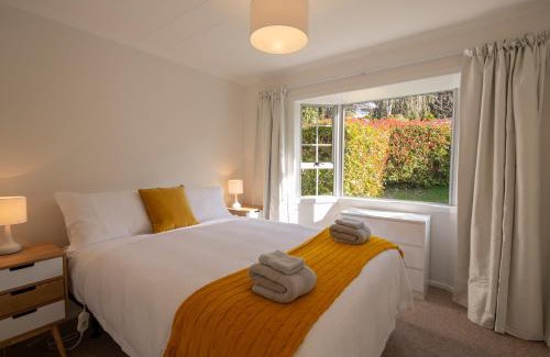 Kelvin Heights House | Sunny cottage with lake views