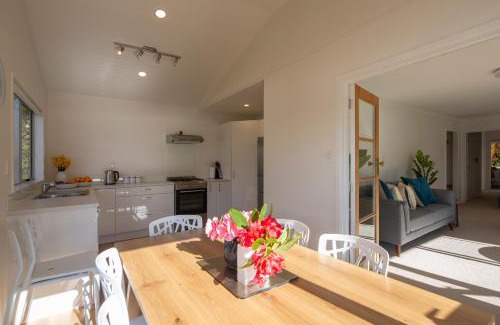 Kelvin Heights House | Sunny cottage with lake views