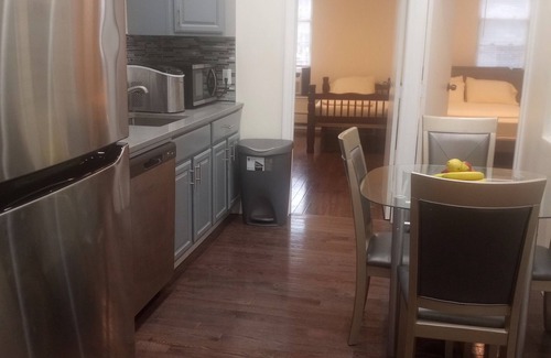 Wingate Apartment | Sunny Cozy 2 bedroom Apt.-Near parks, Zoo, and Museums