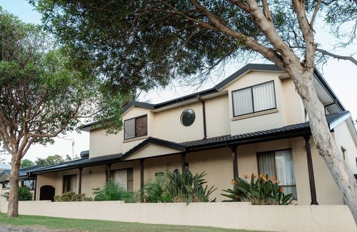 Barrack Point House | SUNNY DAYZ SHELLHARBOUR-4 bed home 5 mins walk to 2 beaches with outdoor jacuzzi