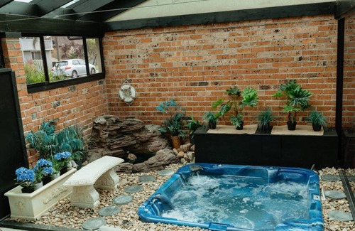 Barrack Point House | SUNNY DAYZ SHELLHARBOUR-4 bed home 5 mins walk to 2 beaches with outdoor jacuzzi
