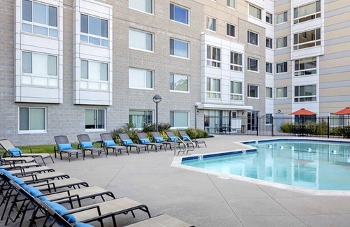 Dorchester Apartment | Sunny Dorchester 1BR w/ Gym & Pool, near UMass, by Blueground