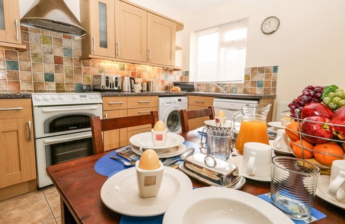 Weymouth House | SUNNY HAVEN, pet friendly, character holiday cottage in Preston