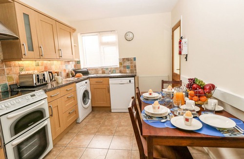 Weymouth House | SUNNY HAVEN, pet friendly, character holiday cottage in Preston