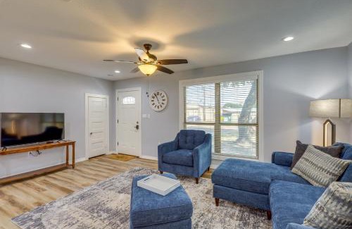 Hearne House | Sunny Hearne Home Near Universities!