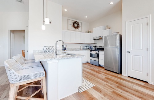 Rockport House | Sunny home minutes from beach with pool - golfing nearby