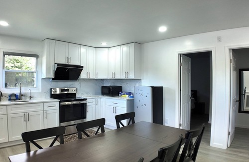 Queens House | Sunny House in Queens · Entire Home · Private Parking