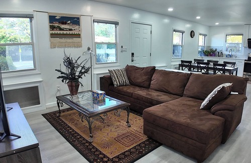 Queens House | Sunny House in Queens · Entire Home · Private Parking