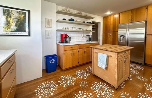 Port Angeles House | Sunny & Immaculate Upper-Level Apartment