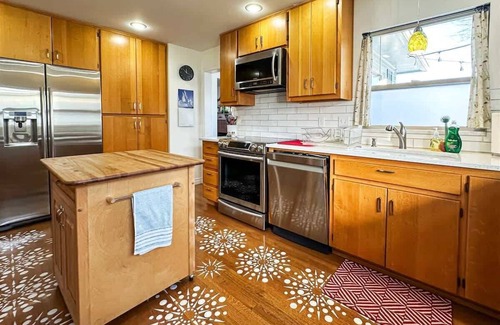 Port Angeles House | Sunny & Immaculate Upper-Level Apartment