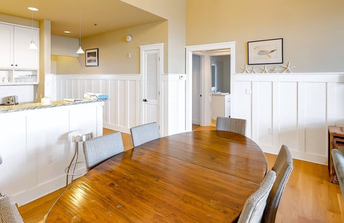 Port St. Joe House | Sunny & Inviting Beach Condo w/ Free WiFi, Full Kitchen, Balcony, & Shared Pool