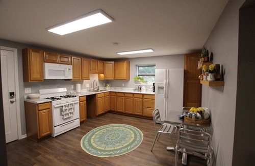 Oak Park Apartment | Sunny Jumbo Studio in the Heart of Oak Park