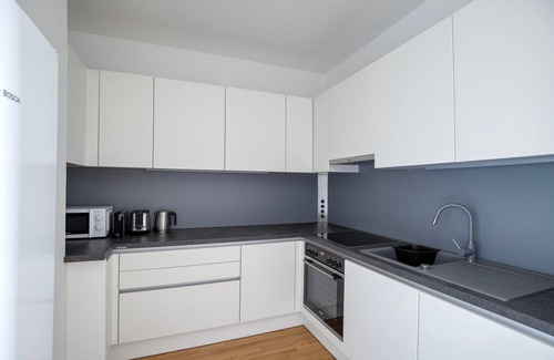 Erdberg Apartment | Sunny Landstraße 2BR w/Gym & Pool, nr U3 Station, by Blueground