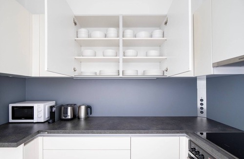 Erdberg Apartment | Sunny Landstraße 2BR w/Gym & Pool, nr U3 Station, by Blueground