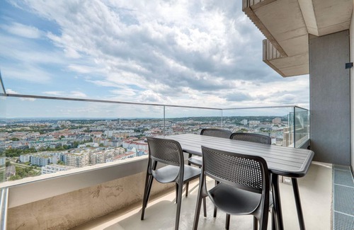 Erdberg Apartment | Sunny Landstraße 2BR w/Gym & Pool, nr U3 Station, by Blueground